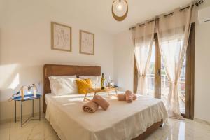 sypialnia z łóżkiem z dwoma ręcznikami w obiekcie Seaside Serenity Suite in Loutra w mieście Kato Almiri