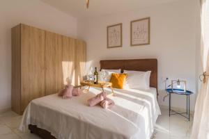 Postel nebo postele na pokoji v ubytování Seaside Serenity Suite in Loutra