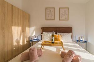 Postel nebo postele na pokoji v ubytování Seaside Serenity Suite in Loutra