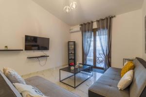 TV a/nebo společenská místnost v ubytování Seaside Serenity Suite in Loutra