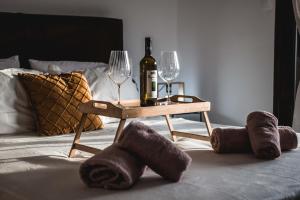 Postel nebo postele na pokoji v ubytování Seaside Serenity Suite in Loutra