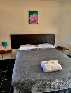 מיטה או מיטות בחדר ב-Travellers Point Hotel