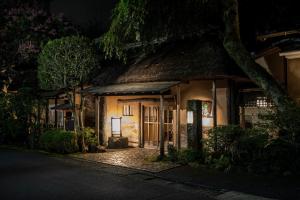 una casa con tetto di paglia di notte di Yamagaso a Hakone