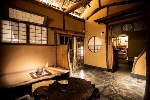 - un salon avec une table dans une pièce dans l'établissement Yamagaso, à Hakone