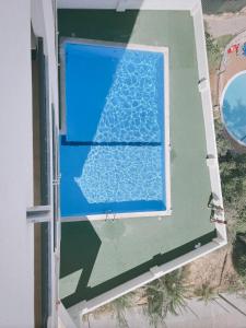 een uitzicht over een zwembad op een gebouw bij Mira Sol - Silhueta Citadina in Portimão