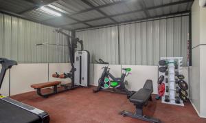 een fitnessruimte met diverse fitnessapparatuur in een kamer bij Treebo Trend The Rise in Hyderabad
