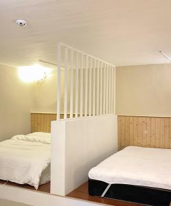 una camera con due letti e una scala di 寵物友善九份沐石原宿一館mu shi b&b a Ruifang