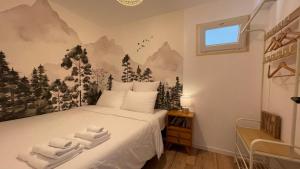 a bedroom with a bed with towels on it at Le Chalet de la Plage in Sévrier