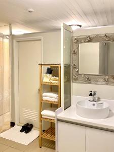 un bagno con lavandino e specchio di 寵物友善九份沐石原宿一館mu shi b&b a Ruifang Altre 20 foto