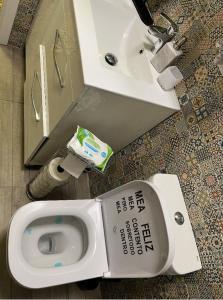 łazienka z toaletą i umywalką w obiekcie Habitación con baño compartido w Madrycie