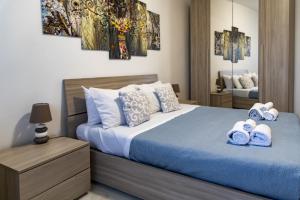 1 dormitorio con 1 cama con toallas en MADRIGIO... a casa propria, en Casamassima