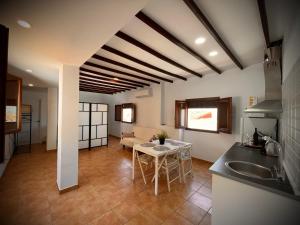 A kitchen or kitchenette at Apartamento Flor