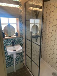 een badkamer met een wastafel en een spiegel bij Glen Erin Hut in Gillingham