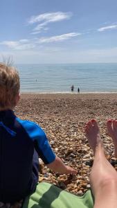 een persoon die op een strand zit met zijn voeten omhoog bij The ideal retreat for some vitamin sea! in Sandgate