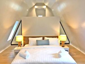 ein Schlafzimmer mit einem großen Bett mit zwei Lampen in der Unterkunft Crown View Beach Resort Koh Chang in Ko Chang