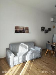 a living room with a couch and a table at Casa delle Muse 48 in Fontane Bianche