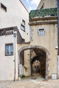 una entrada a un edificio con un arco en Charmant studio, au cœur de la ville de Riom en Riom
