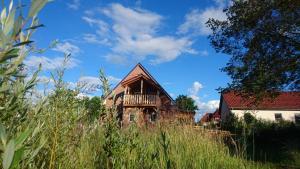 an old house in a field of tall grass at Ferienwohnung LeoFix in Klütz