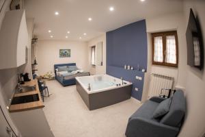 萨莱诺Salerno4Seasons的大型客厅设有浴缸和沙发。