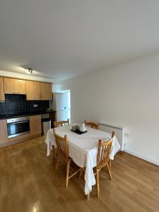 eine Küche mit einem Tisch und Stühlen im Zimmer in der Unterkunft Bridge View Apartment in Waterford