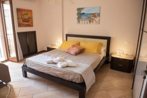 sypialnia z łóżkiem z dwoma ręcznikami w obiekcie Salerno4Seasons w mieście Salerno