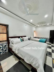 1 dormitorio con 2 camas en una habitación en Hotel Sallu Safari, en Jaisalmer