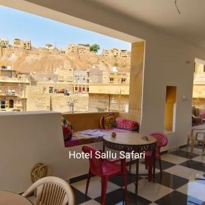 Hotel Sallu Safari في جيلسامر: غرفه بطاوله واطلاله على مدينه
