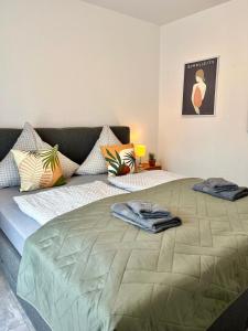 Ferienwohnung Bloom في بيرنكاستل كويز: غرفة نوم بسرير كبير عليها مخدات