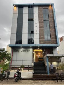 un edificio con una moto aparcada delante de él en Hotel Rajshree en Agra