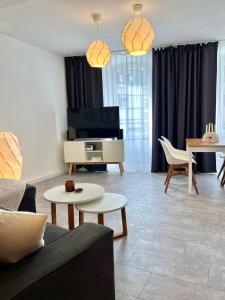 ein Wohnzimmer mit einem Sofa und einem Tisch in der Unterkunft Ferienwohnung Bloom in Bernkastel-Kues