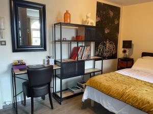 a bedroom with a desk and a bed and a chair at Studio VITRÉ CENTRE in Vitré