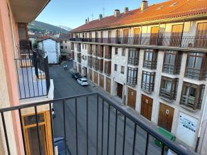 vistas a la calle desde el balcón de un edificio en Apartamento recién reformado en Ezcaray en Ezcaray