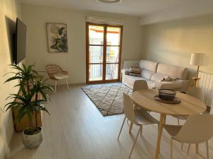 ein Wohnzimmer mit einem Sofa und einem Tisch in der Unterkunft Apartamento recién reformado en Ezcaray in Ezcaray