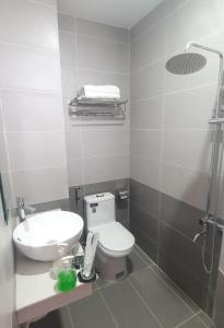 een badkamer met een toilet, een wastafel en een douche bij LUCKY HOTEL in Vung Tau