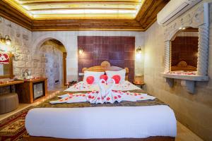 1 dormitorio con 1 cama grande en una habitación en Remus Romulus Cappadocia en Uchisar