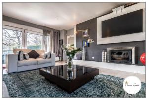 a living room with a white couch and a fireplace at Magnífica Casa Familiar en Moralzarzal Madrid in Moralzarzal