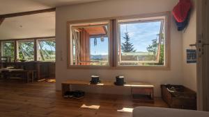 - un salon avec une grande fenêtre et une table dans l'établissement WaldPhantasia - Nationalpark Eifel - Jakuzzi mit Fernblick - Steilhang - Naturlage, à Nideggen