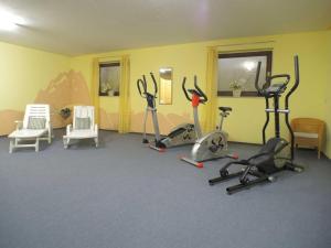 un gimnasio con varias bicicletas estáticas en una habitación en Sophie -203-, en Mittenwald