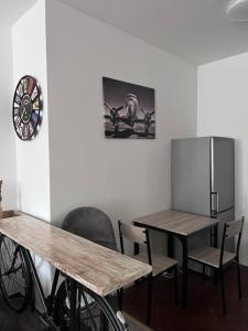 una habitación con dos mesas y un reloj en la pared en Penzion Mánes, en Krabčice