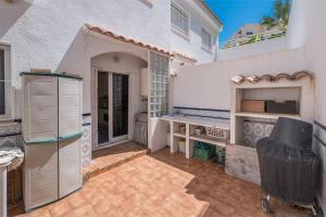 Η κουζίνα ή μικρή κουζίνα στο Terraced house by the beach