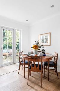 comedor con mesa de madera y sillas en Beautiful Apartment Wendens Ambo, en Wendens Ambo