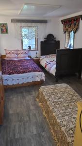 En eller flere senge i et værelse på Casa Rustik Bucovina