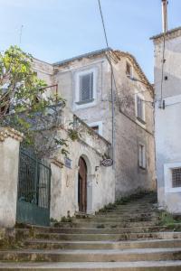 ein altes Steingebäude mit einer Treppe davor in der Unterkunft Vigna Della Signora in Morano Calabro