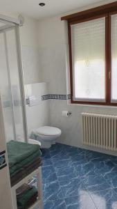 ein Bad mit einem WC und einem Fenster in der Unterkunft Casa Ferrari Michela in Calceranica al Lago