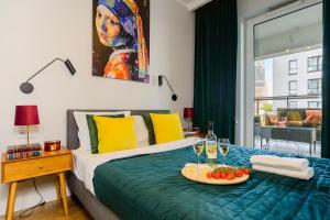 um quarto com uma cama com uma bandeja de frutas em Lumina apartments with balcony Warsaw em Varsóvia