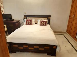 Ένα ή περισσότερα κρεβάτια σε δωμάτιο στο MATAKRUPA BUILDING