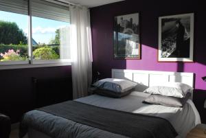 Un pat sau paturi într-o cameră la Chambres d'hôtes La Tribu