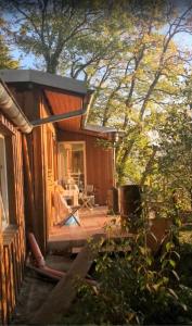 Cette petite maison dispose d'une terrasse couverte. dans l'établissement WaldPhantasia - Nationalpark Eifel - Jakuzzi mit Fernblick - Steilhang - Naturlage, à Nideggen