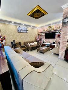 Una sala de estar con un sofá y un televisor. en Liman Hotel, en Estambul 35 fotos más