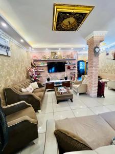 ein großes Wohnzimmer mit Sofas und einem TV in der Unterkunft Liman Hotel in Istanbul
